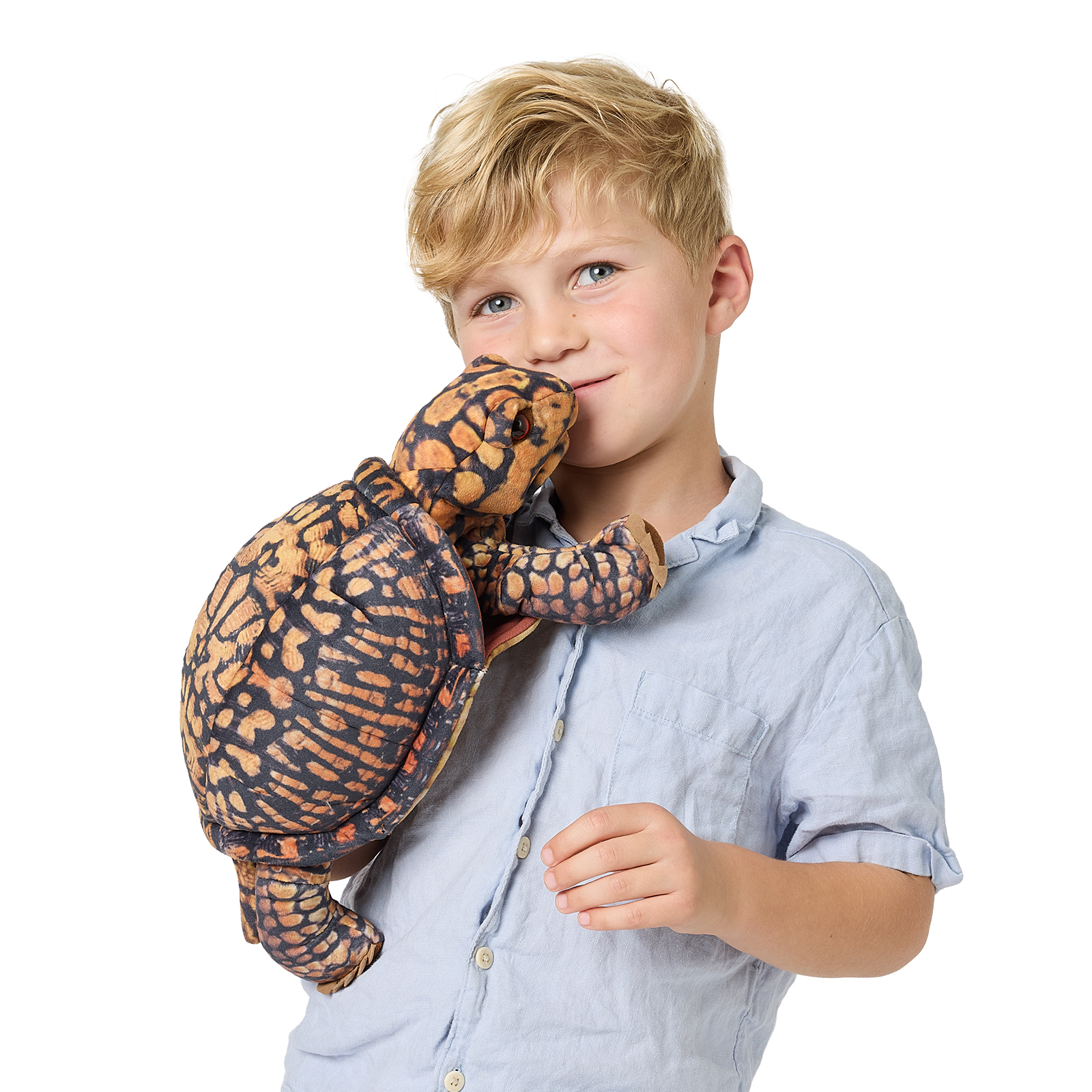 Junge hält Folkmanis Handpuppe Dosenschildkröte mit dunkel-orangem Schuppenmuster nah ans Gesicht