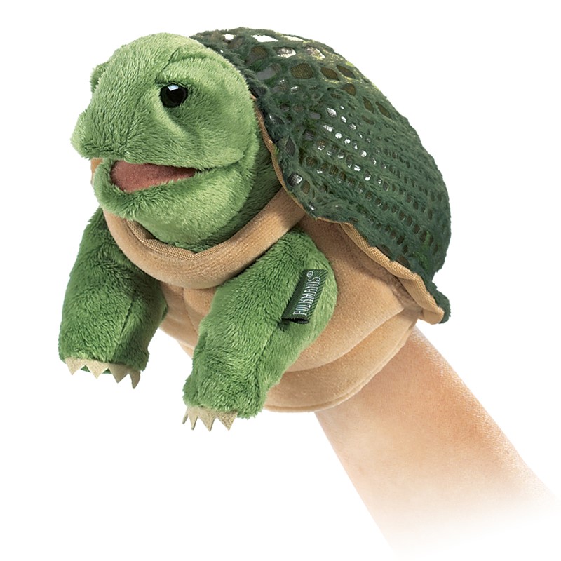 Folkmanis Handpuppe kleine Schildkröte mit grünem Netzpanzer und beweglichem Maul, auf einer Hand präsentiert