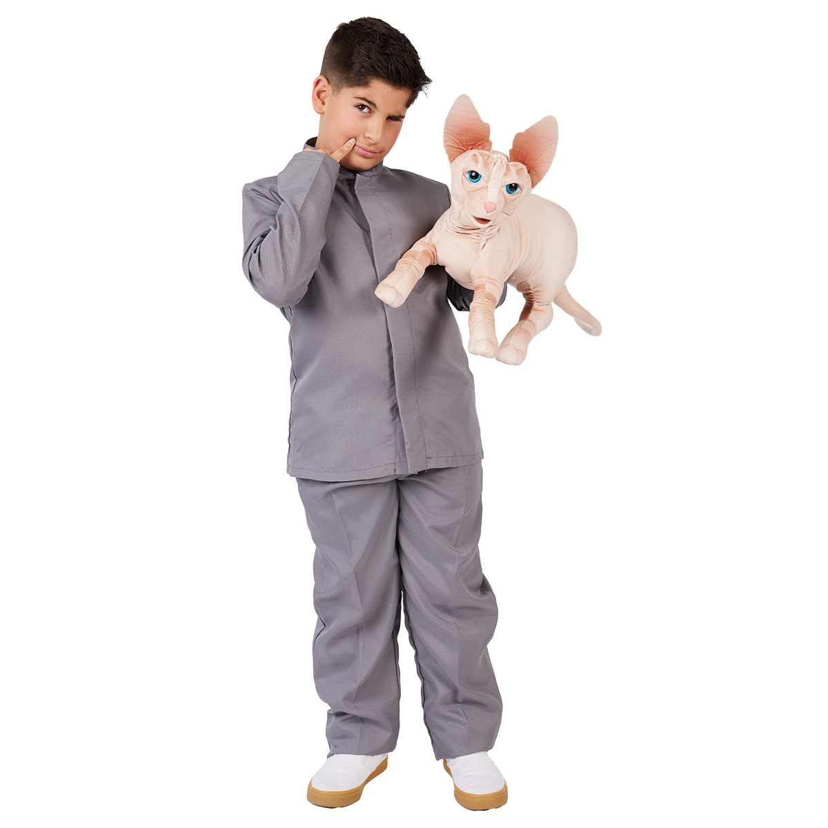 Junge in grauem Anzug hält Folkmanis Handpuppe Sphinx Katze mit rosa Fell und blauen Augen in der Hand