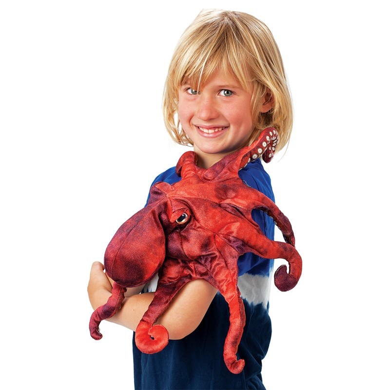 Kind hält Folkmanis Handpuppe roter Oktopus mit acht Tentakeln und realistischer Fellstruktur in den Armen.