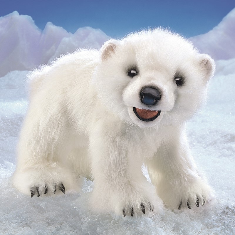 Folkmanis Handpuppe Eisbärenjunges mit weißem Plüschfell, geöffnetem Maul und dunklen Krallen vor Eisberg-Kulisse