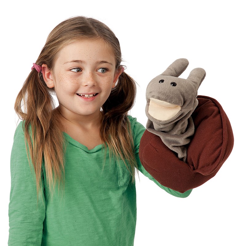 Mädchen führt die graubraune Folkmanis Handpuppe Schnecke mit Fühlern und geöffnetem Mund auf ihrer Hand