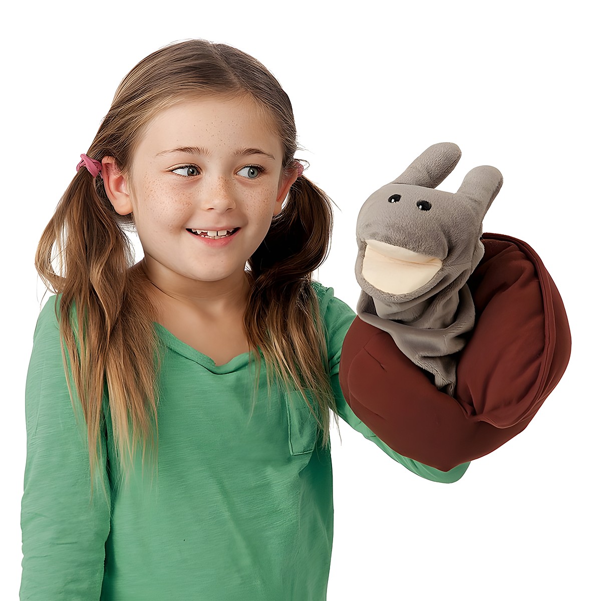 Mädchen führt die graubraune Folkmanis Handpuppe Schnecke mit Fühlern und geöffnetem Mund auf ihrer Hand