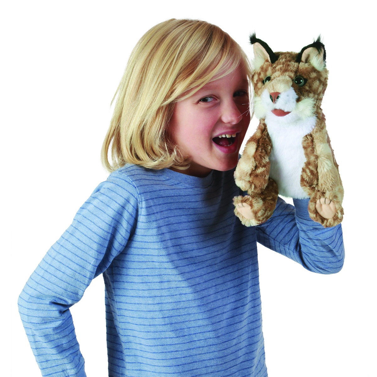 Kind hält Folkmanis Handpuppe Luchsbaby mit beweglichem Maul auf der rechten Hand, braun-geflecktes Plüschfell, schwarze Ohrpinsel.