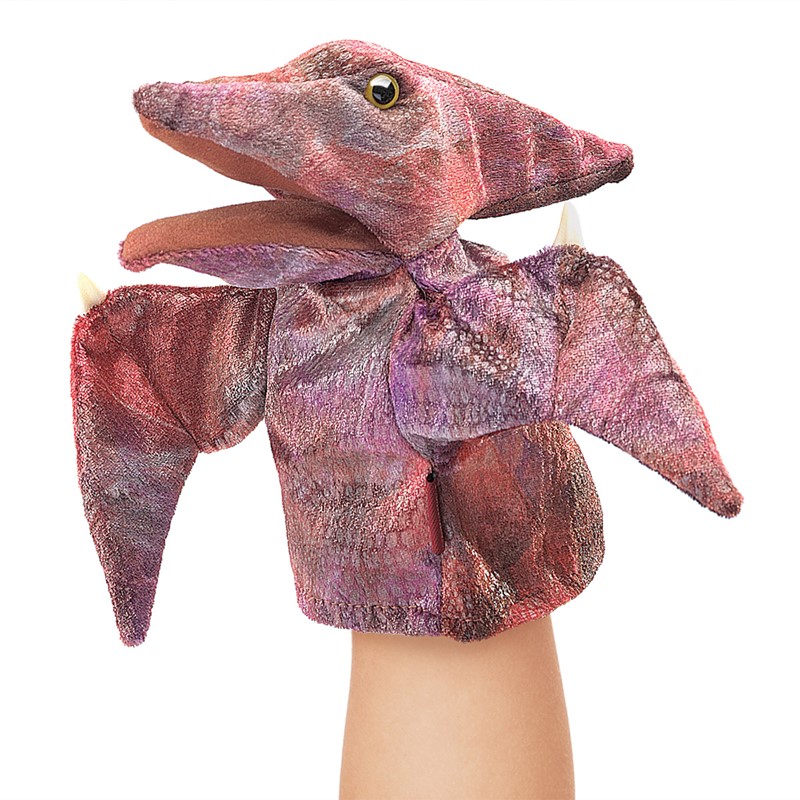 Folkmanis Handpuppe kleiner Pteranodon aus rot-violettem Strukturplüsch mit ausgebreiteten Flügeln, auf Hand geführt