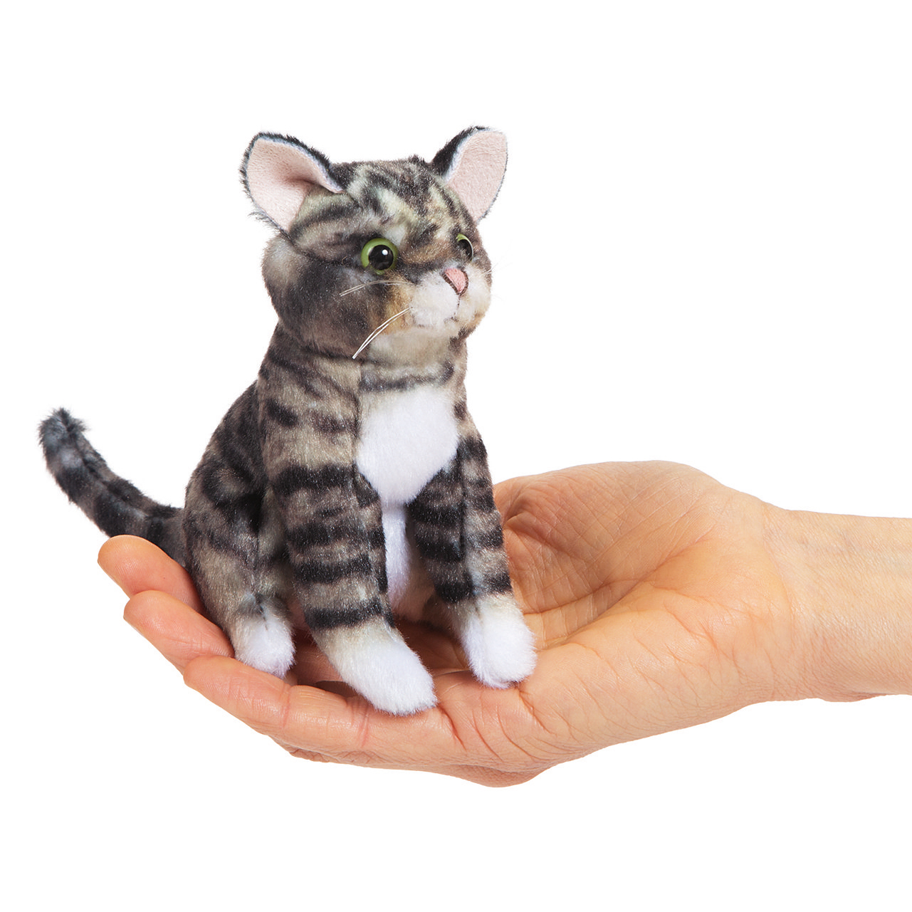 Folkmanis Fingerpuppe Mini getigerte Katze sitzt aufrecht auf einer Handfläche, grau-schwarz gestreift mit grünen Augen und weißem Bauch