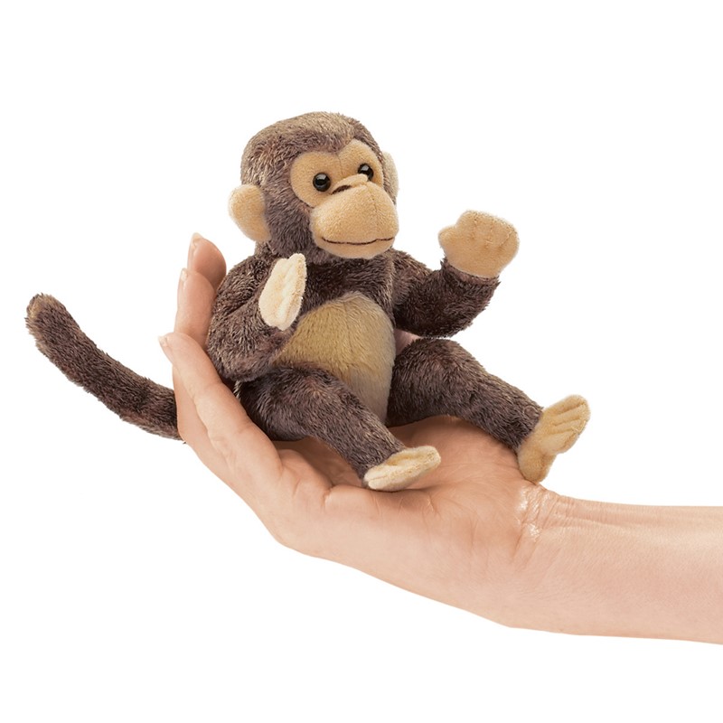 Folkmanis Mini-Fingerpuppe Affe in Braun-Beige, auf einer Handfläche sitzend, mit langem Schwanz und erhobener Pfote