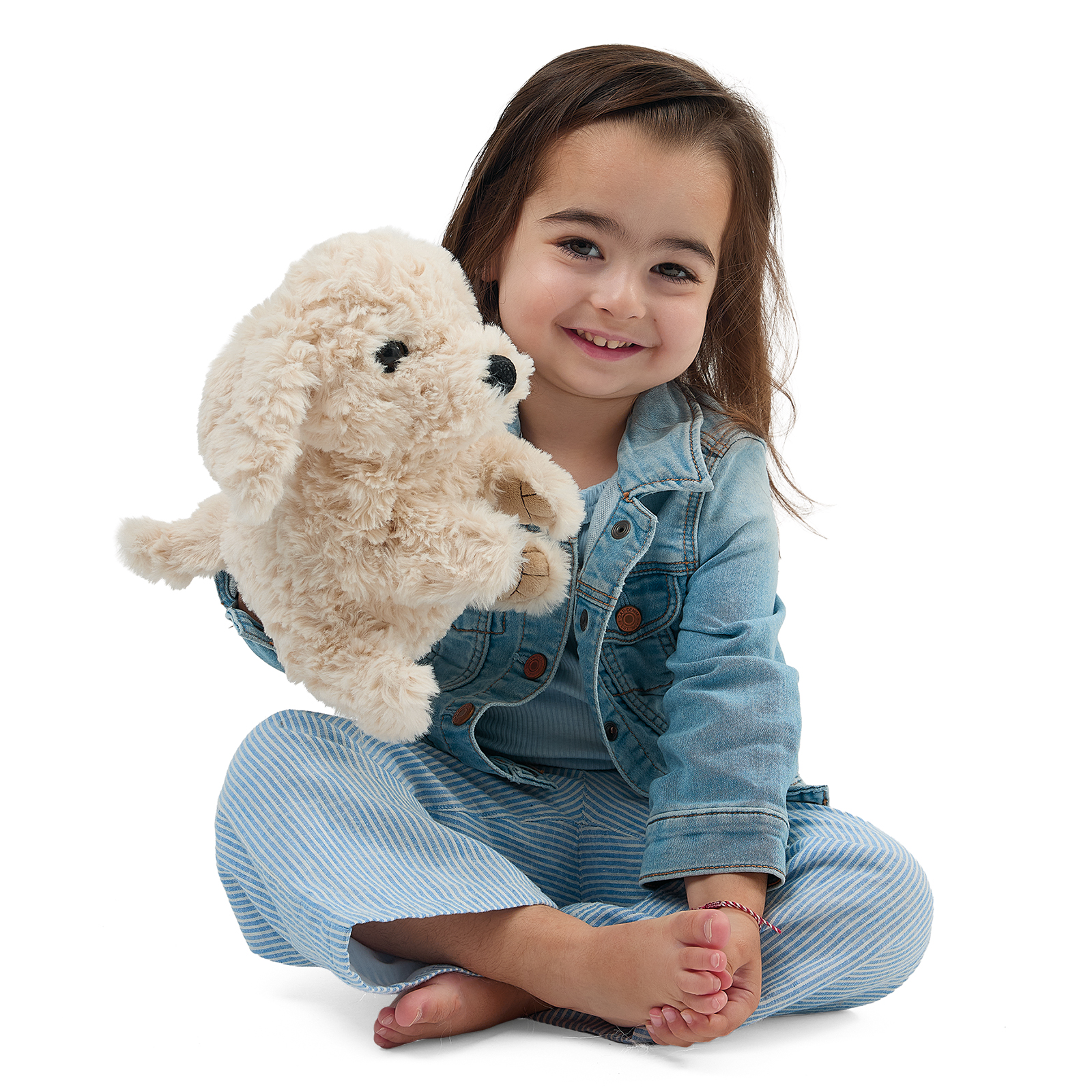 Folkmanis Handpuppe Welpe sitzt neben einem lächelnden Kleinkind, das Maul geschlossen.
