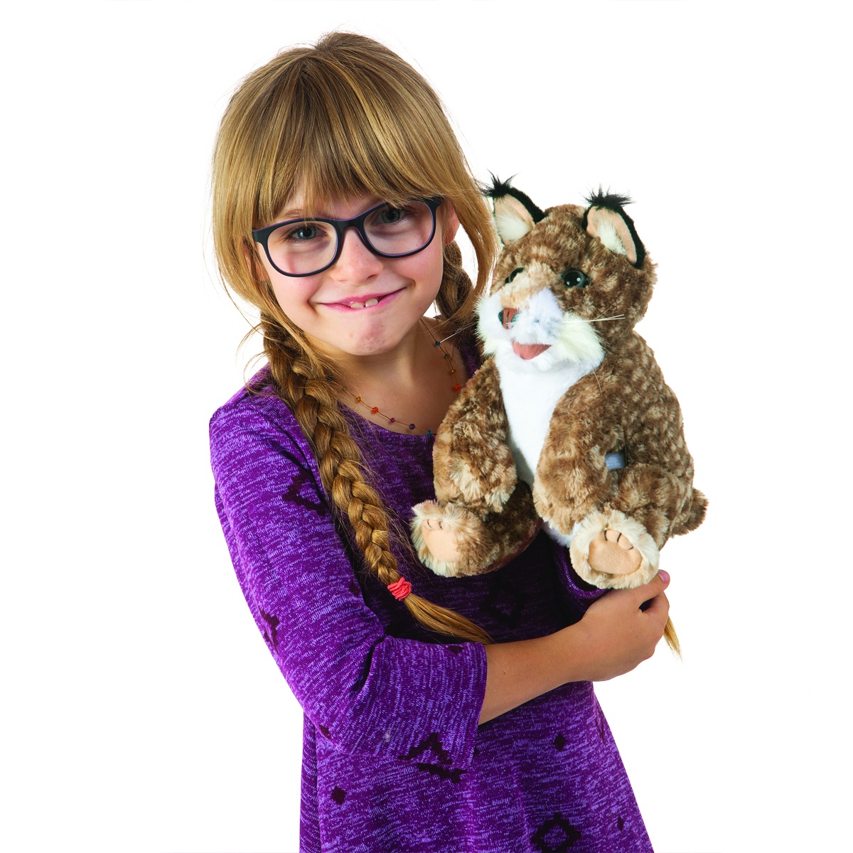 Mädchen mit Zöpfen hält die Folkmanis Handpuppe Luchsbaby mit braun-gemustertem Fell und schwarzen Ohrpinseln in den Armen.