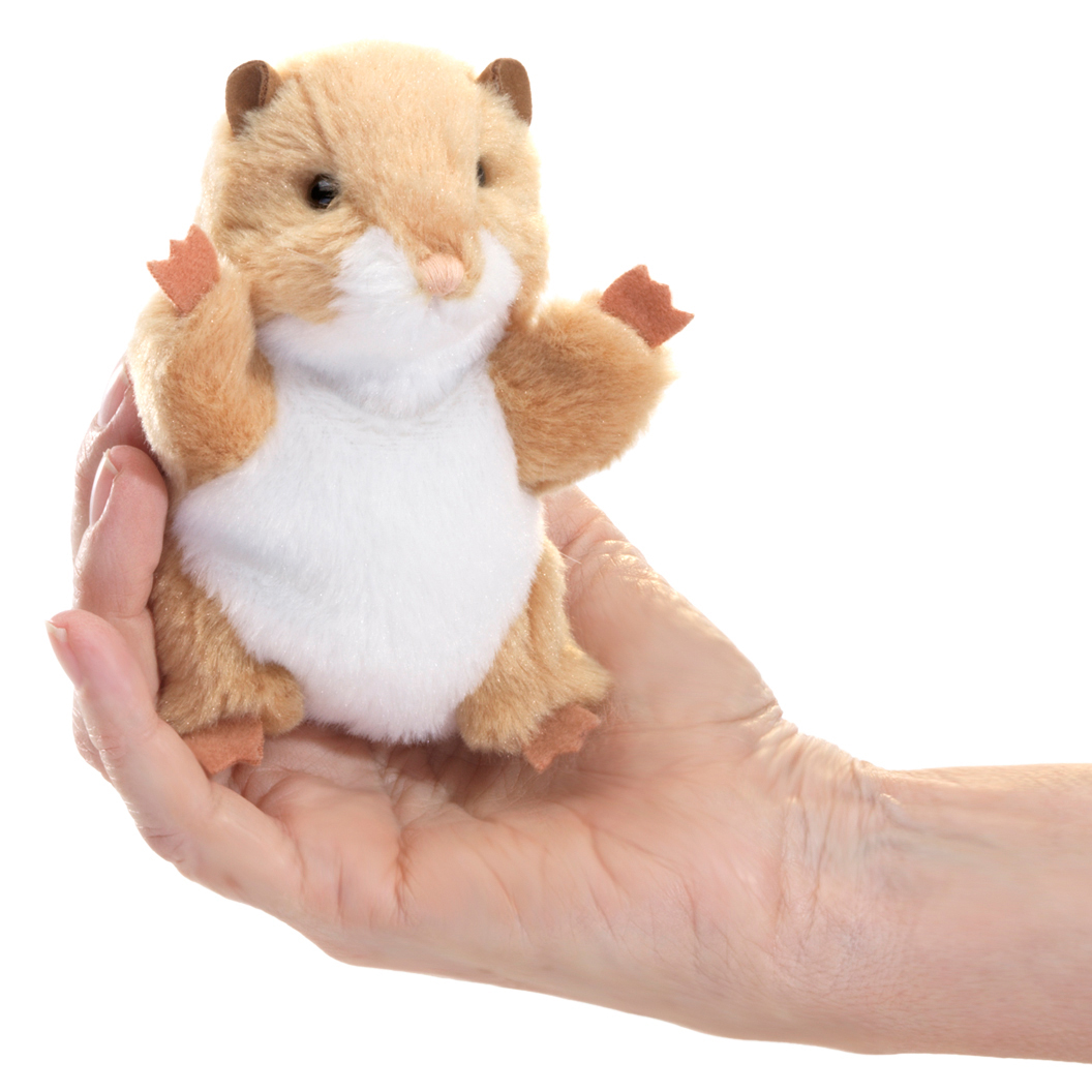 Folkmanis Mini-Fingerpuppe Hamster mit beigem Fell und weißem Bauch auf einer Handfläche liegend, Frontalansicht