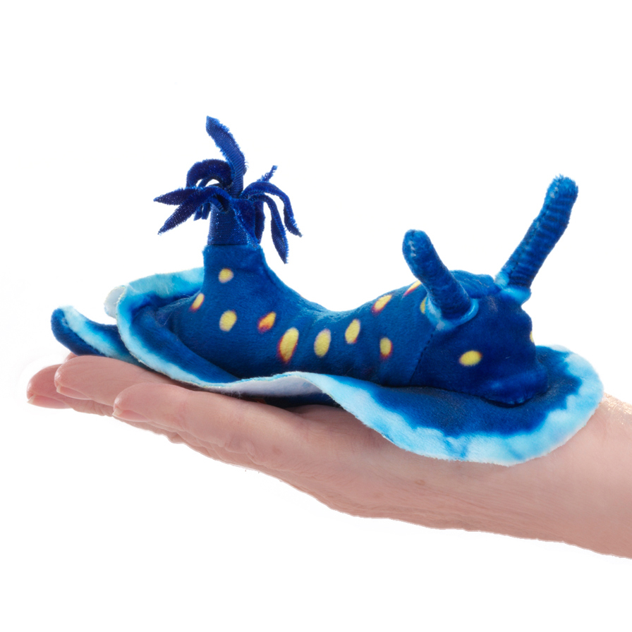 Folkmanis Fingerpuppe mini Ozeanschnecke in leuchtendem Blau mit gelben Punkten, auf einer Handfläche liegend