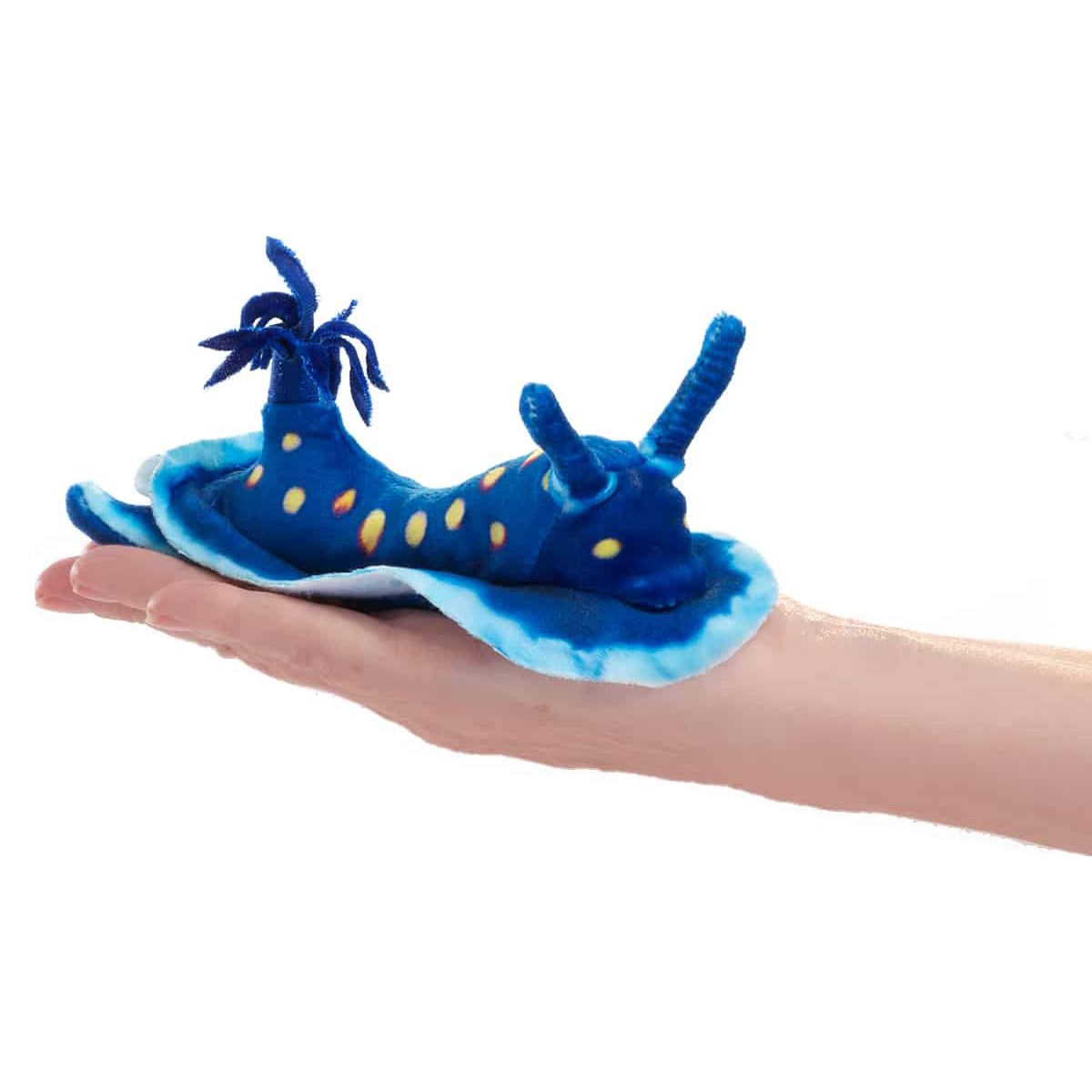 Folkmanis Fingerpuppe mini blaue Nacktkiemenschnecke in leuchtendem Blau mit gelben Punkten, auf einer Handfläche liegend