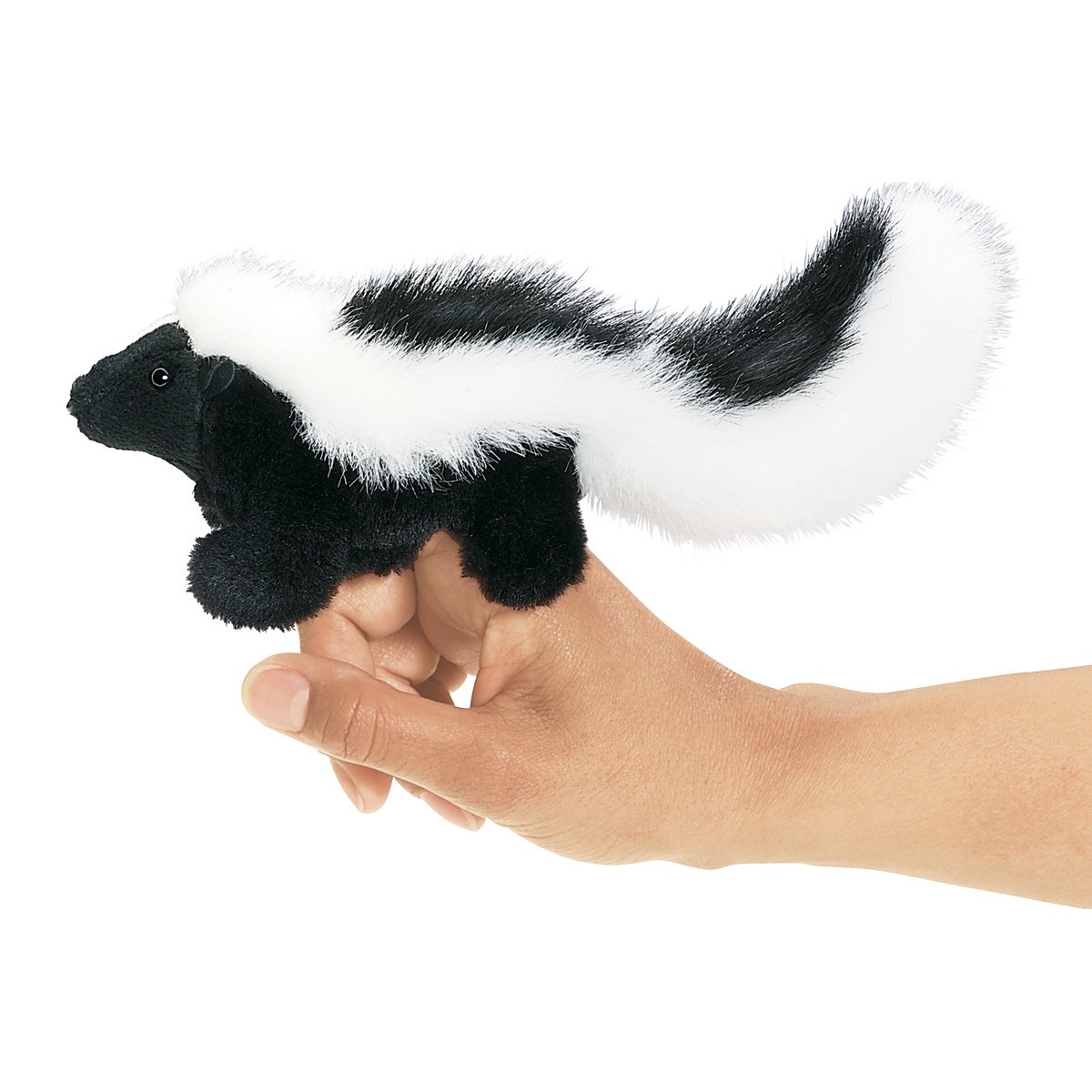 Folkmanis Mini-Fingerpuppe Stinktier in Schwarz-Weiß auf einem Zeigefinger, Seitenansicht mit buschigem Schwanz