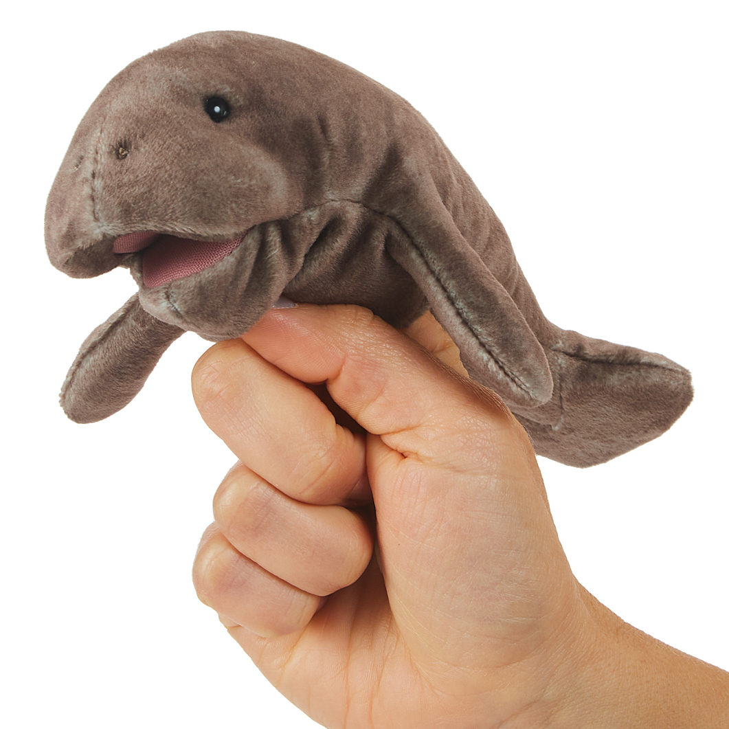 Folkmanis Fingerpuppe mini Seekuh in Graubraun auf Zeigefinger gesteckt, mit geöffnetem rosa Maul, Seitenansicht