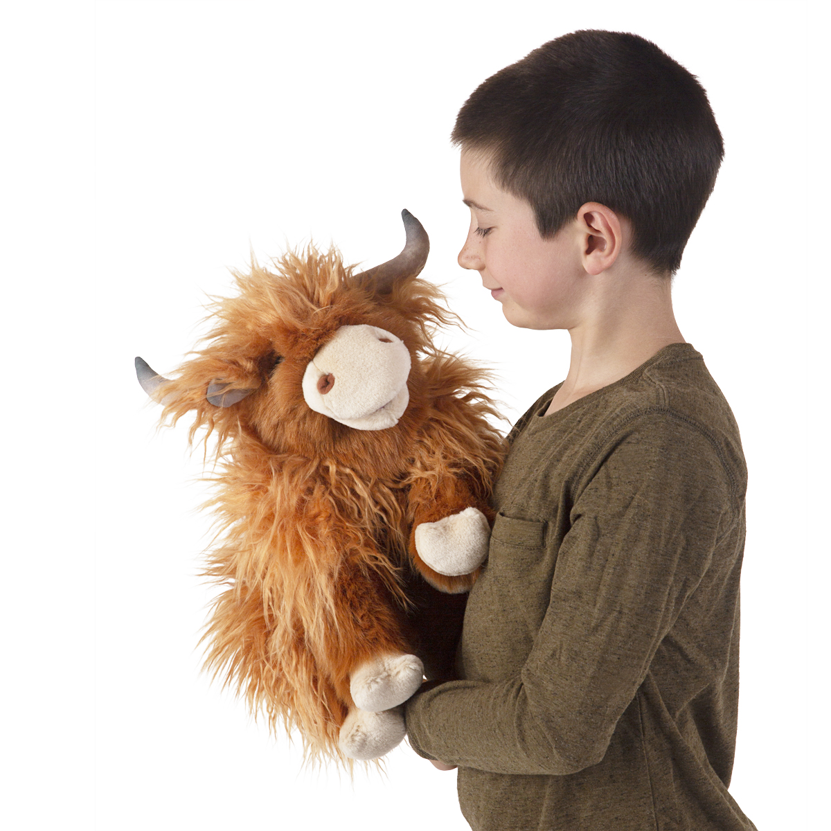 Junge hält Folkmanis Handpuppe Schottisches Hochlandrind mit zottigem rotbraunem Fell und geschwungenen Hörnern in Seitenansicht