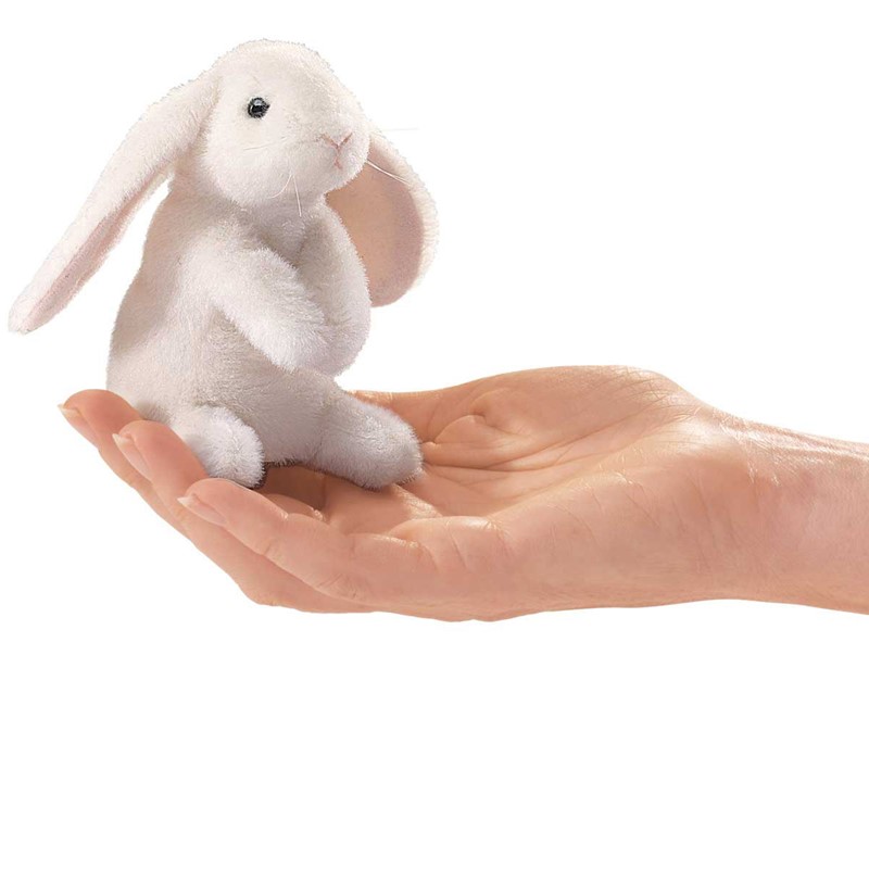 Folkmanis Mini-Fingerpuppe weißer Hängeohrhase sitzt aufrecht auf einer geöffneten Handfläche, Größenvergleich