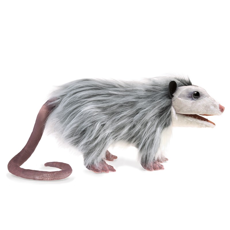 Folkmanis Handpuppe Opossum in der Seitenansicht mit grau-weißem Langfell, nacktem Rollschwanz und geöffnetem Maul