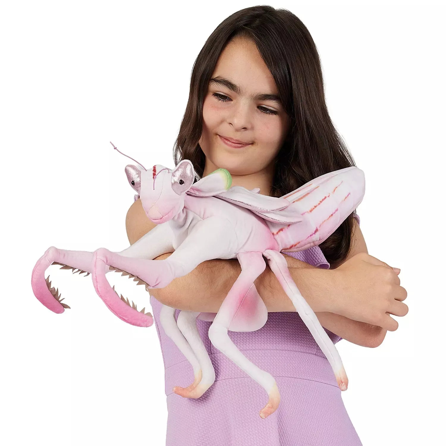 Mädchen hält Folkmanis Handpuppe Kronenfangschrecke in Rosa-Weiß mit gezackten Fangarmen und Flügeln im Arm.