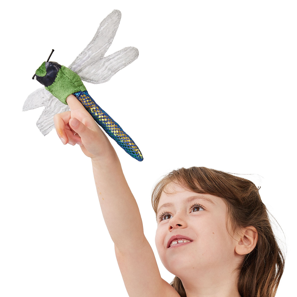 Mädchen streckt den Arm hoch mit Folkmanis Fingerpuppe mini Libelle am Zeigefinger, blau-grüner Körper mit schimmerndem Netzmuster und transparenten Flügeln.