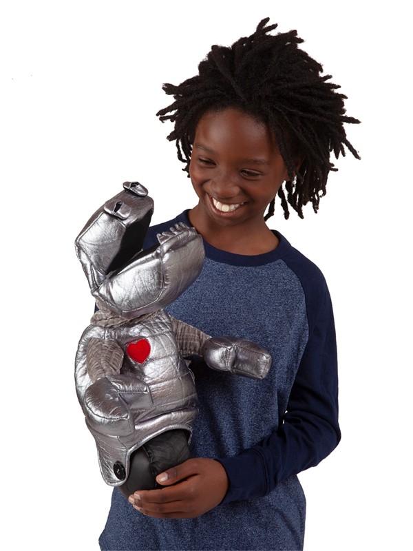 Kind hält lachend die Folkmanis Handpuppe Roboter aus silbern glänzendem Stoff mit rotem Herz auf der Brust.