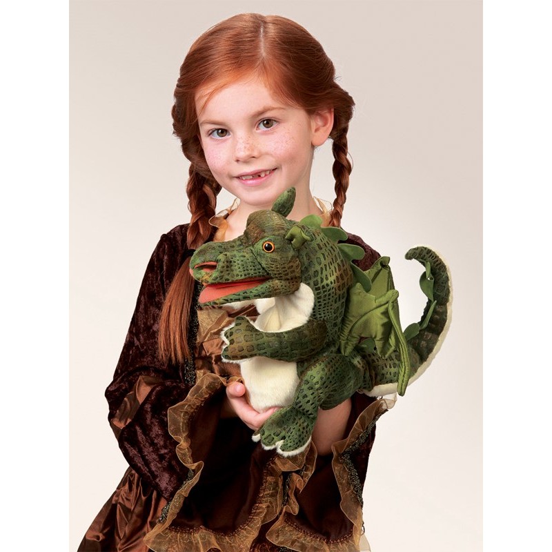 Mädchen hält grüne Folkmanis Handpuppe Baby Drache mit beweglichem Maul und Flügeln in den Händen.