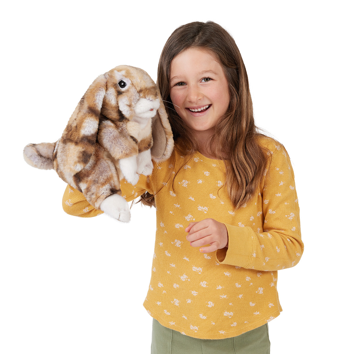 Mädchen hält Folkmanis Handpuppe Widderkaninchen mit braun-geflecktem Fell und hängenden Ohren auf der Hand
