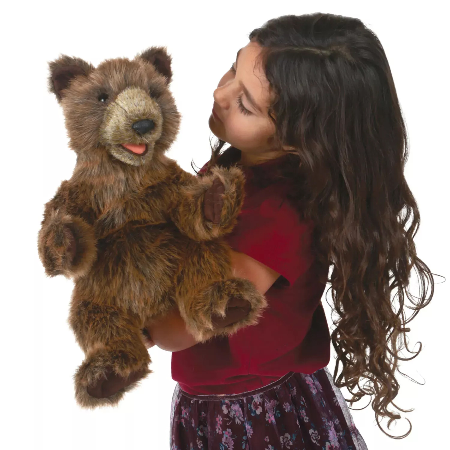 Mädchen hält Folkmanis Handpuppe Bärenjunges mit braunem Plüschfell und geöffnetem Maul in die Höhe
