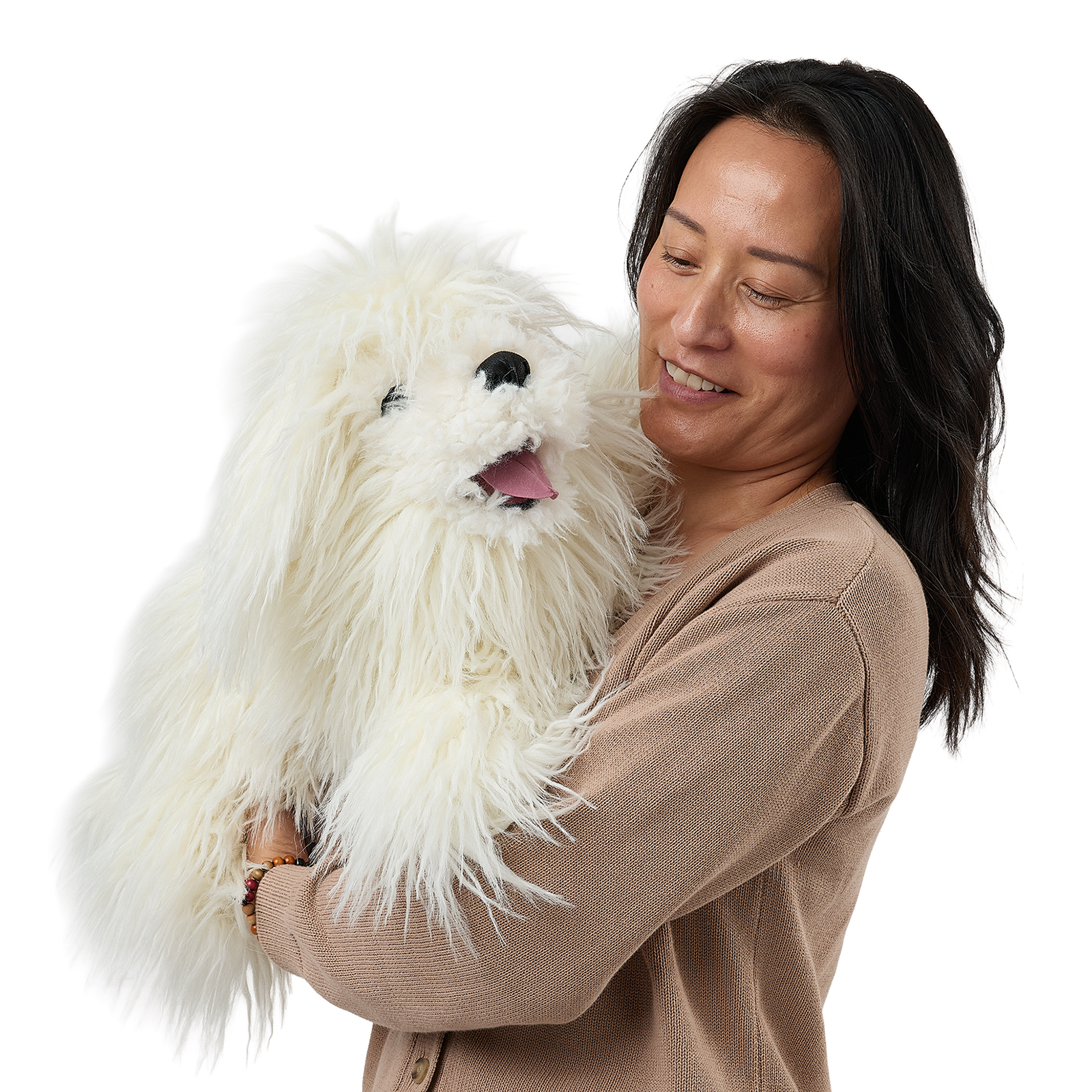 Folkmanis Handpuppe Komondor an der Hand einer Frau, Vorderansicht mit geöffnetem Maul.
