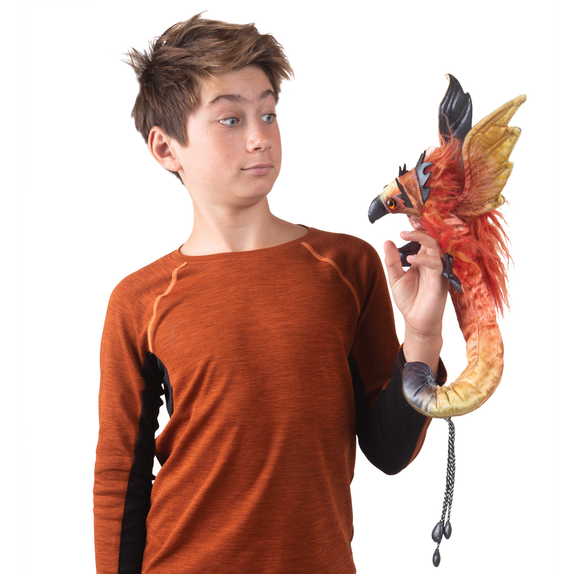 Junge hält Folkmanis Fingerpuppe Feuervogel mit rotem Gefieder, schwarzem Schnabel und Kettenarmband auf der Hand.