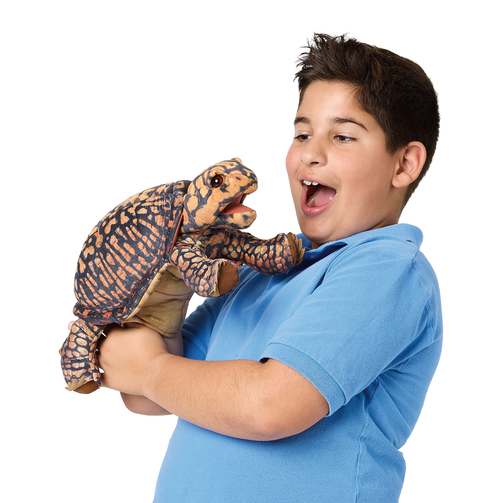 Junge hält Folkmanis Handpuppe Dosenschildkröte mit geöffnetem Maul, dunkel-orange gemustertem Panzer und Krallenfüßen in die Höhe.