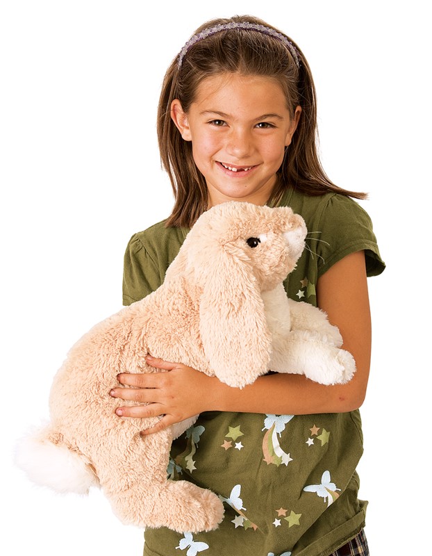 Mädchen hält die Folkmanis Handpuppe kuscheliges Kaninchen in cremefarbenem Plüsch mit langen Schlappohren im Arm.