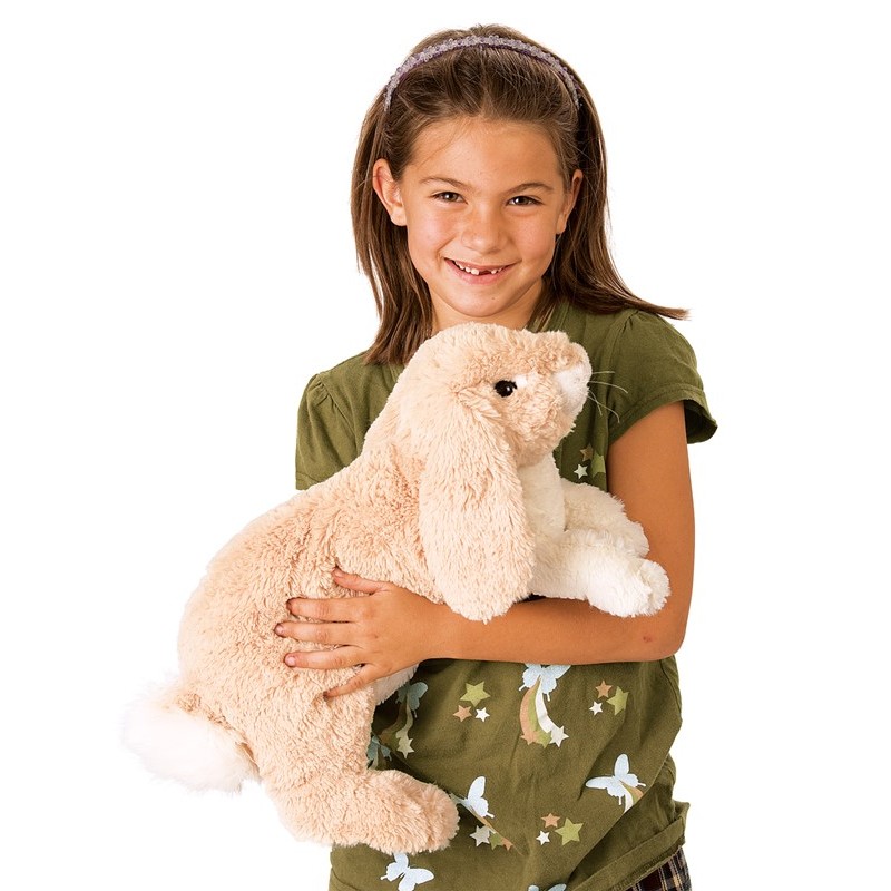 Mädchen hält die Folkmanis Handpuppe kuscheliges Kaninchen in cremefarbenem Plüsch mit langen Schlappohren im Arm.