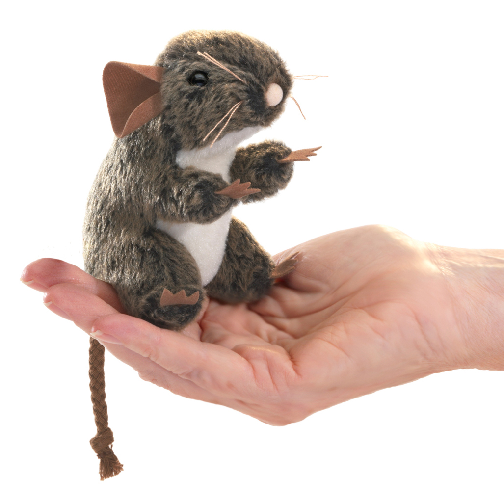 Folkmanis Fingerpuppe mini Feldmaus mit braunem Fell und geflochtenem Schwanz, auf einer Handfläche, Seitenansicht