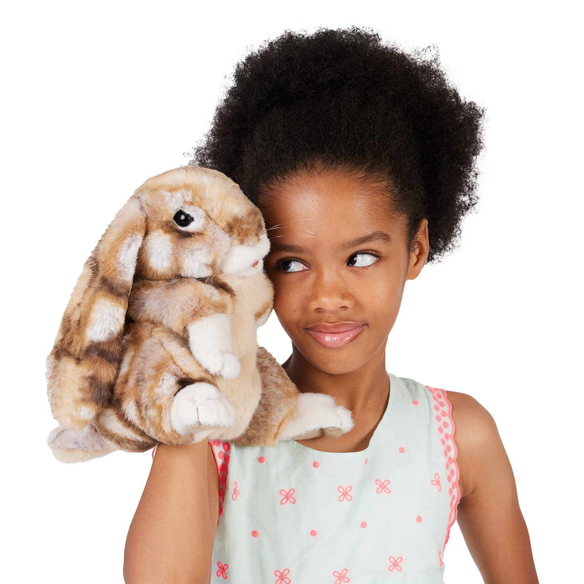 Mädchen führt die Folkmanis Handpuppe Hängeohrhase mit beige-braunem Fell und langen Schlappohren an der Hand.
