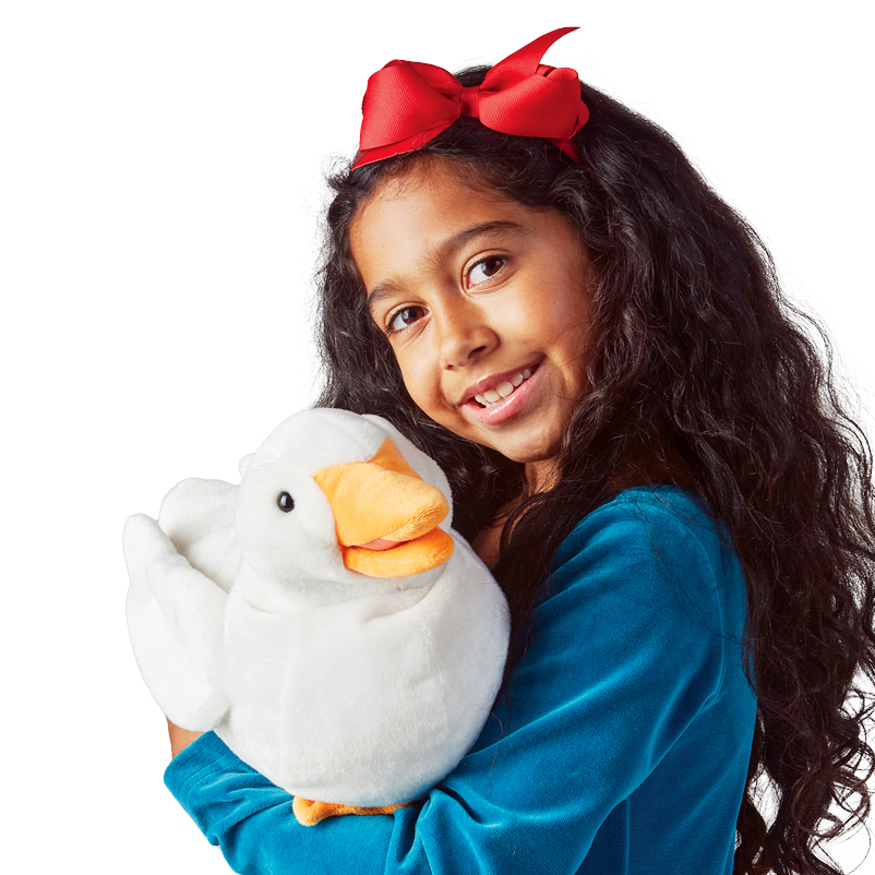 Mädchen hält weiße Folkmanis Enten-Handpuppe mit orangefarbenem Schnabel in den Armen