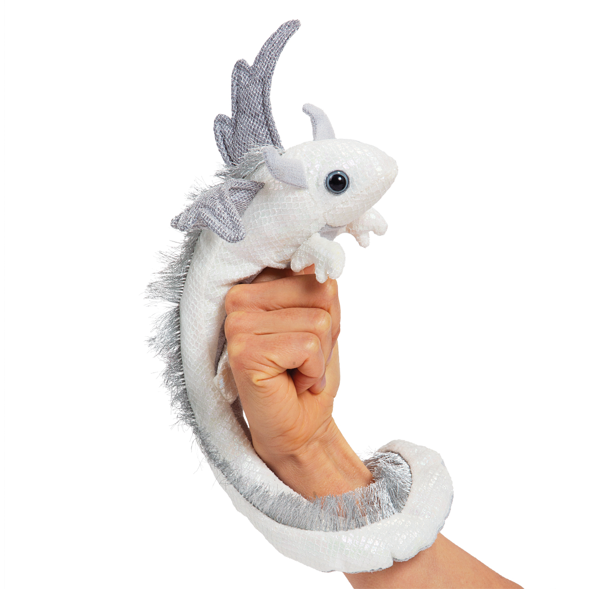 Folkmanis Fingerpuppe Weißer Drache als Armband, um einen Arm gewickelt, mit Schuppenstruktur und silbernen Flügeln