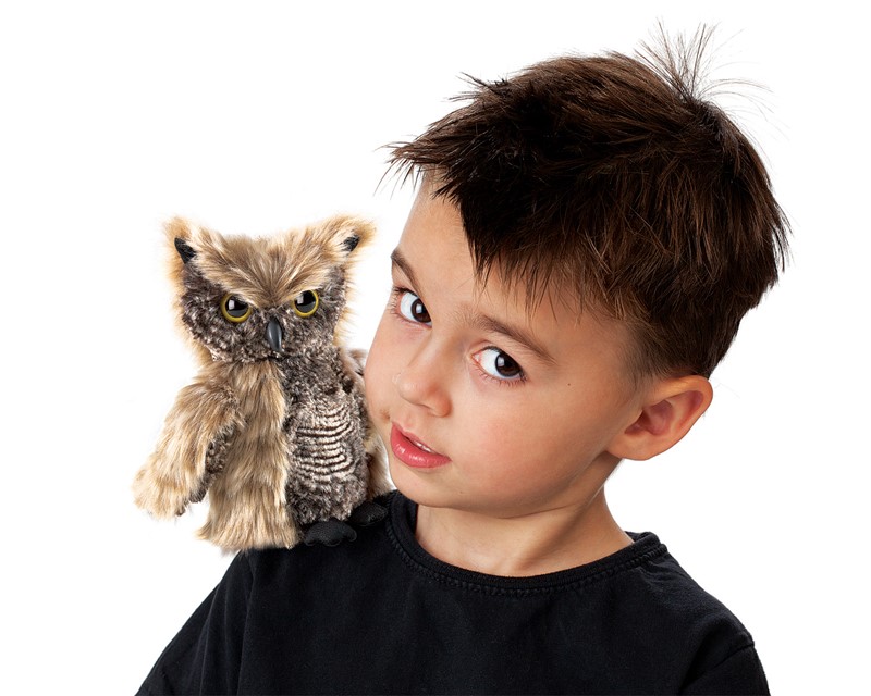Junge mit Folkmanis Handpuppe Kreischeule auf der Schulter, braun-grau gemustertes Gefieder, gelbe Augen