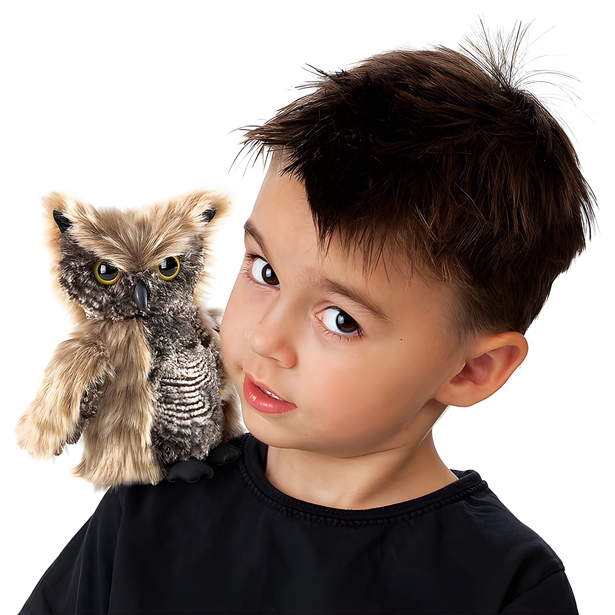 Junge mit Folkmanis Handpuppe Kreischeule auf der Schulter, braun-grau gemustertes Gefieder, gelbe Augen