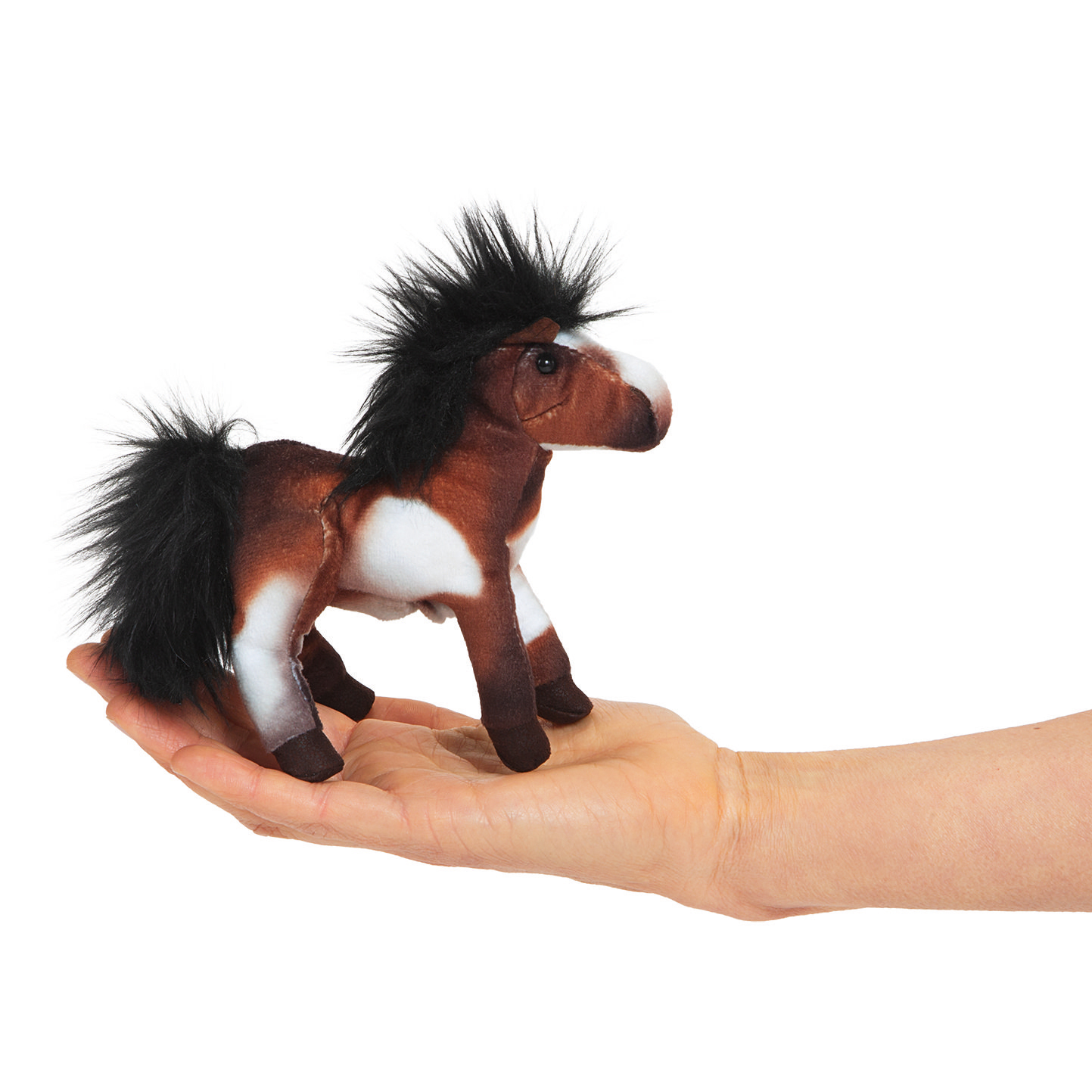 Folkmanis Mini-Fingerpuppe Pferd in Braun-Weiß mit schwarzer Mähne, auf einer Handfläche liegend