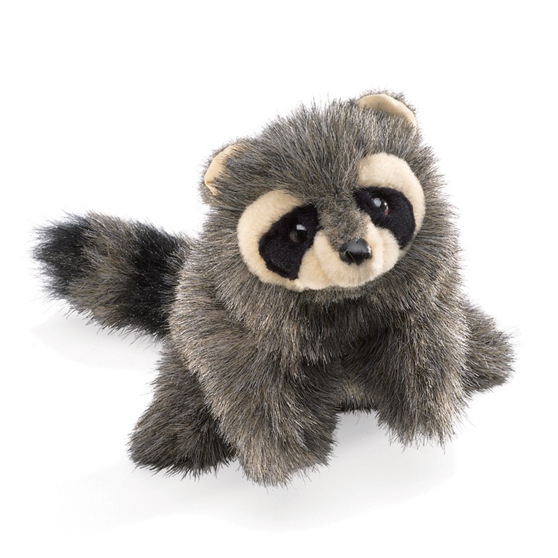 Folkmanis Handpuppe Baby Waschbär mit grau-schwarzem Fell und typischer Gesichtsmaske, Schrägansicht
