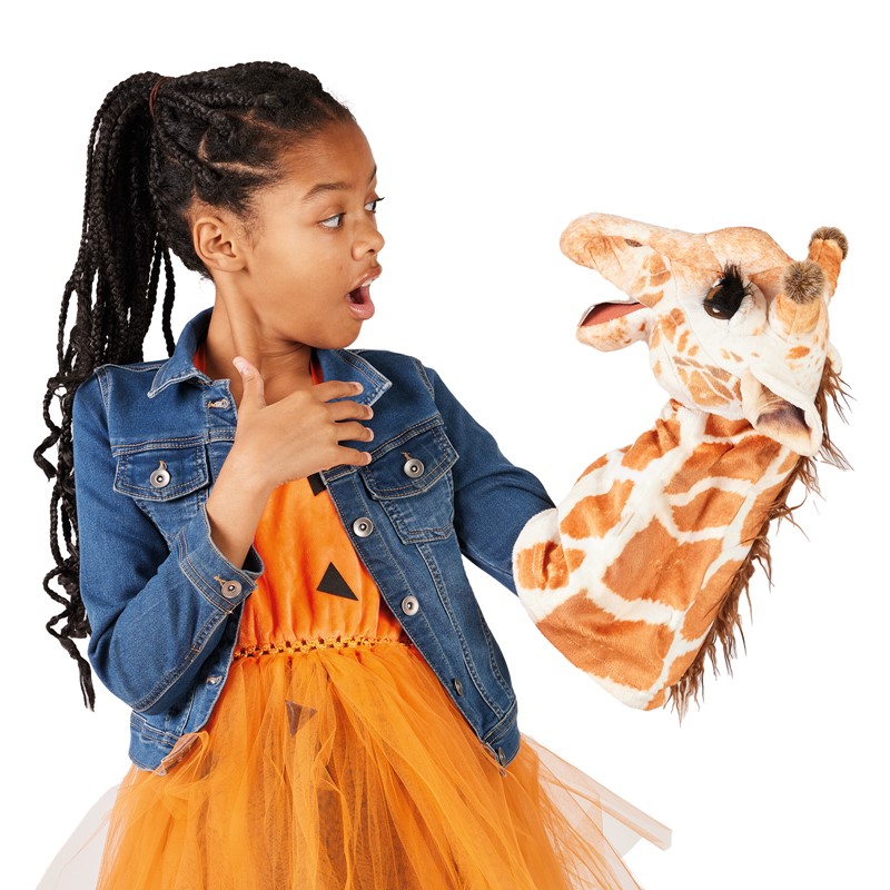 Mädchen hält Folkmanis Giraffen-Handpuppe mit beweglichem Maul in die Höhe und schaut sie mit aufgerissenem Mund an.