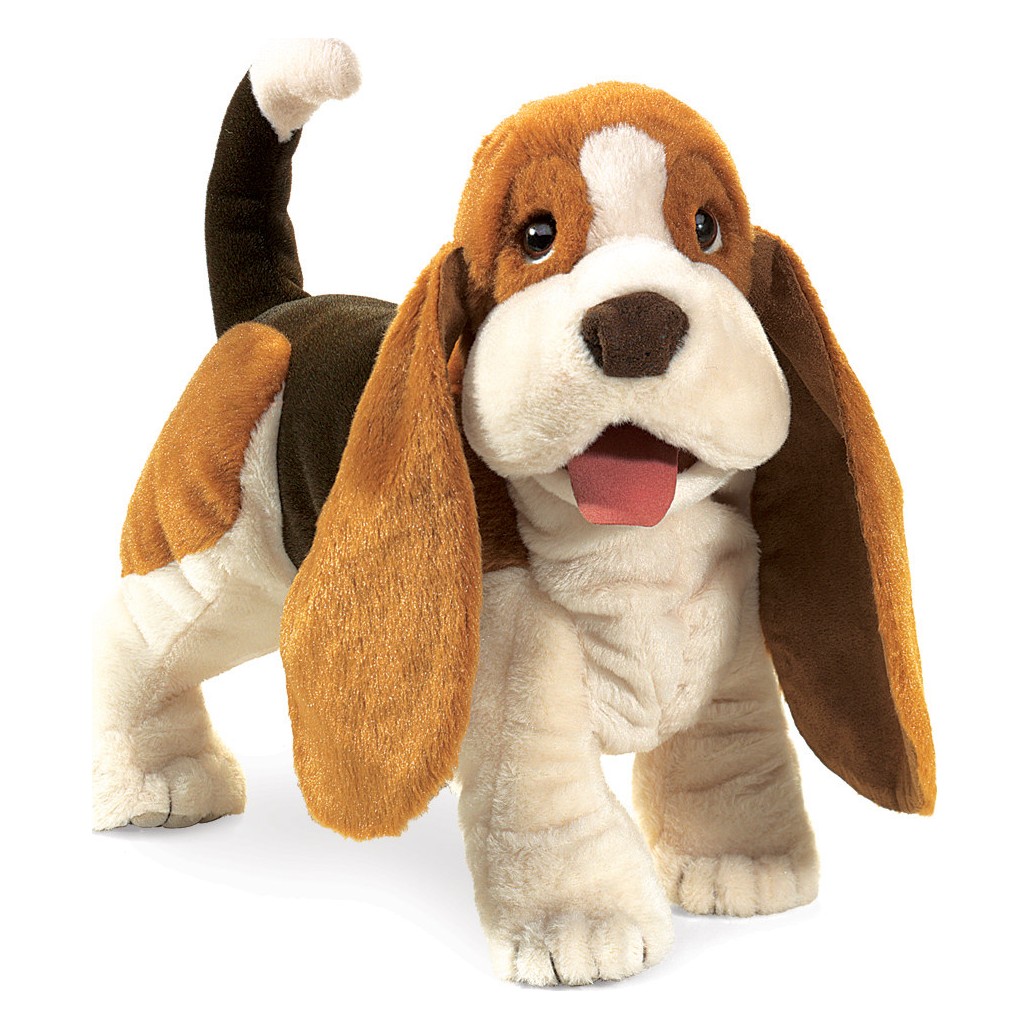 Folkmanis Handpuppe Basset in Dreifarbigkeit stehend, mit langen hängenden Ohren, geöffnetem Maul und hochgestellter Rute