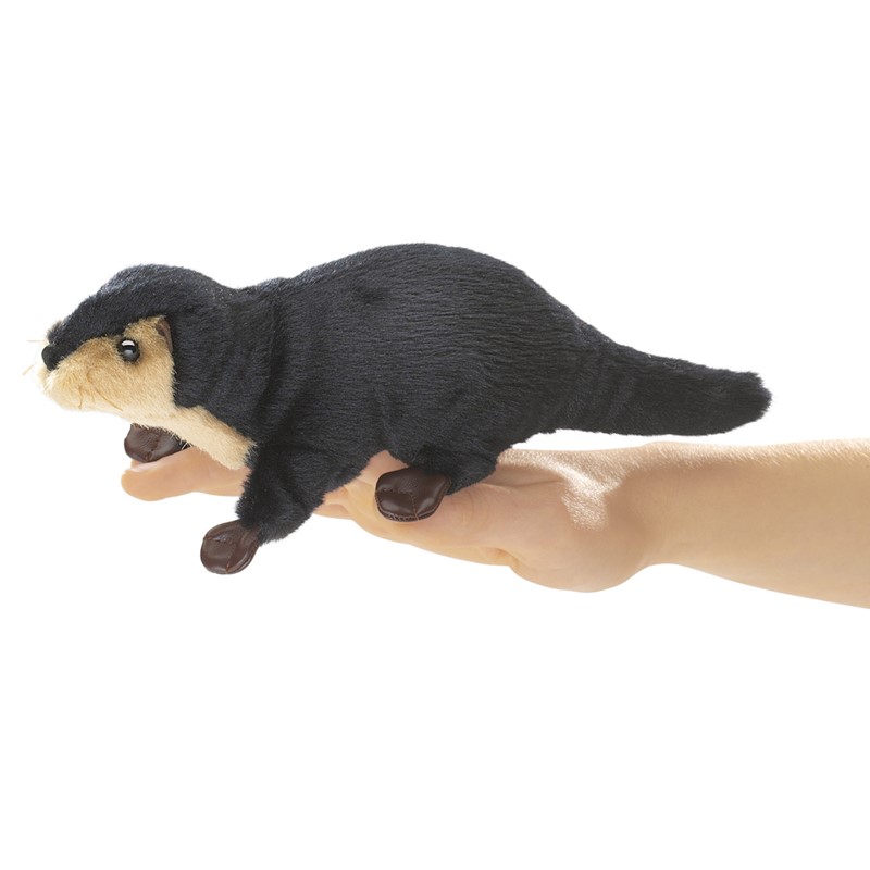 Folkmanis Fingerpuppe mini Flussotter in Schwarz-Beige, auf einer Hand in Seitenansicht aufgesteckt