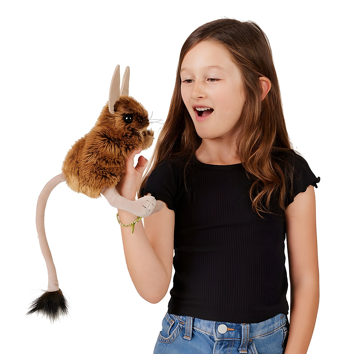 Mädchen hält Folkmanis Handpuppe Springmaus mit braunem Plüschfell, langen Ohren und dünnem Schwanz auf der Hand.