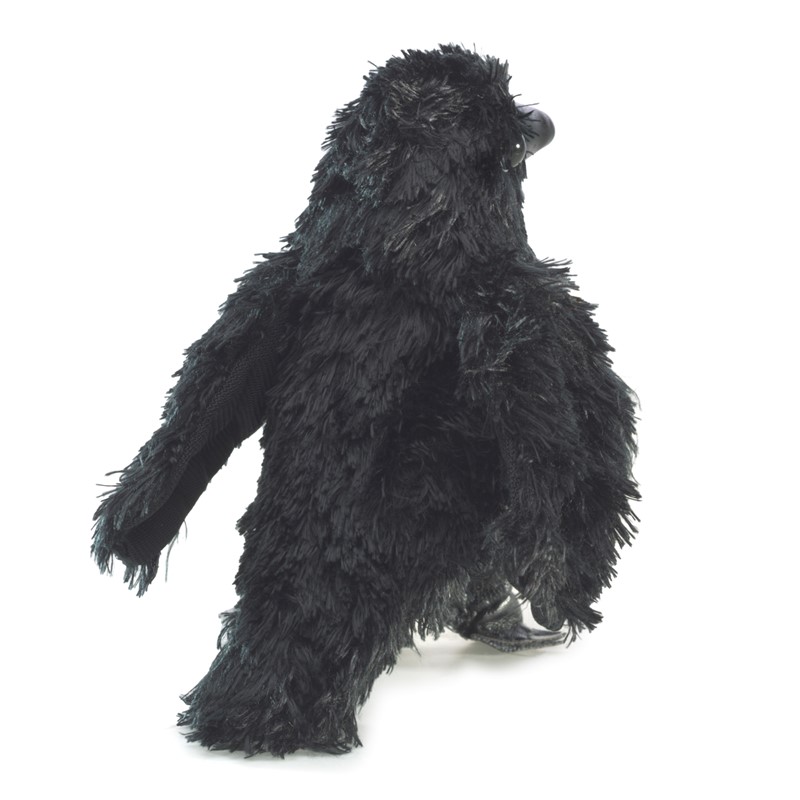 Folkmanis Mini-Fingerpuppe Rabe aus schwarzem Zottelplüsch in aufrechter Pose, Schrägansicht