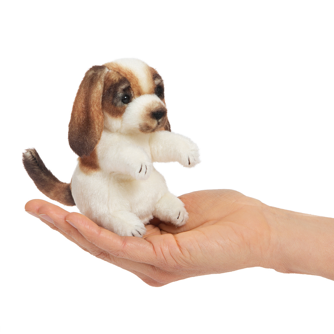 Folkmanis Mini-Fingerpuppe Hund in Weiß-Braun, auf einer Handfläche sitzend, Größenvergleich zeigt winziges Format