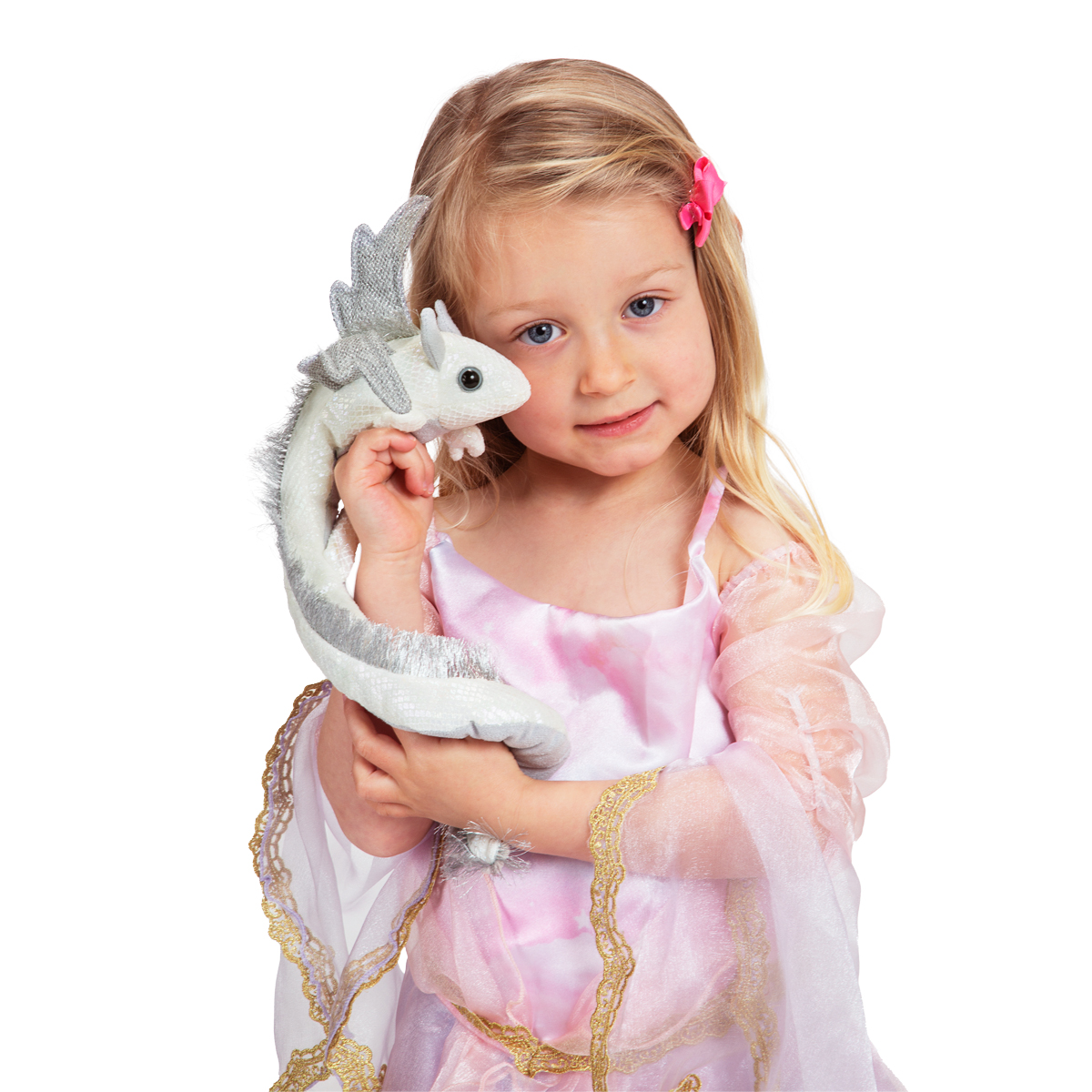 Mädchen im rosa Prinzessinnenkostüm hält weiße Folkmanis Drachen-Fingerpuppe mit Silberflügeln und Ringelschwanz an die Wange.