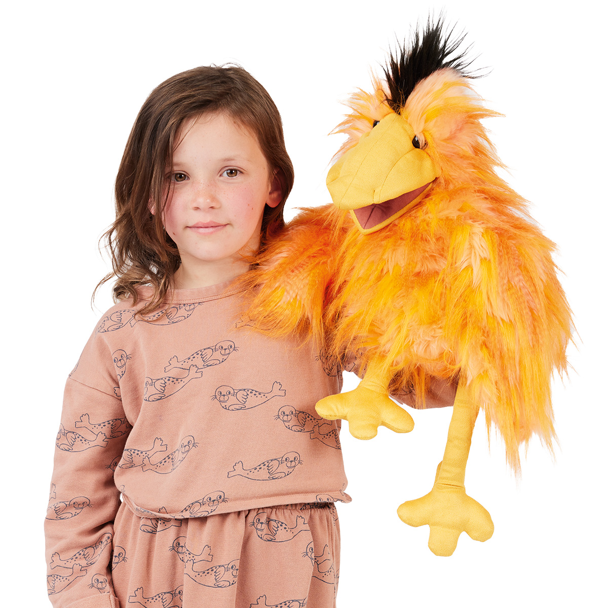 Folkmanis Handpuppe alberner Vogel in Orange mit schwarzem Haarschopf, gelbem Schnabel und langen Beinen, von Kind gehalten