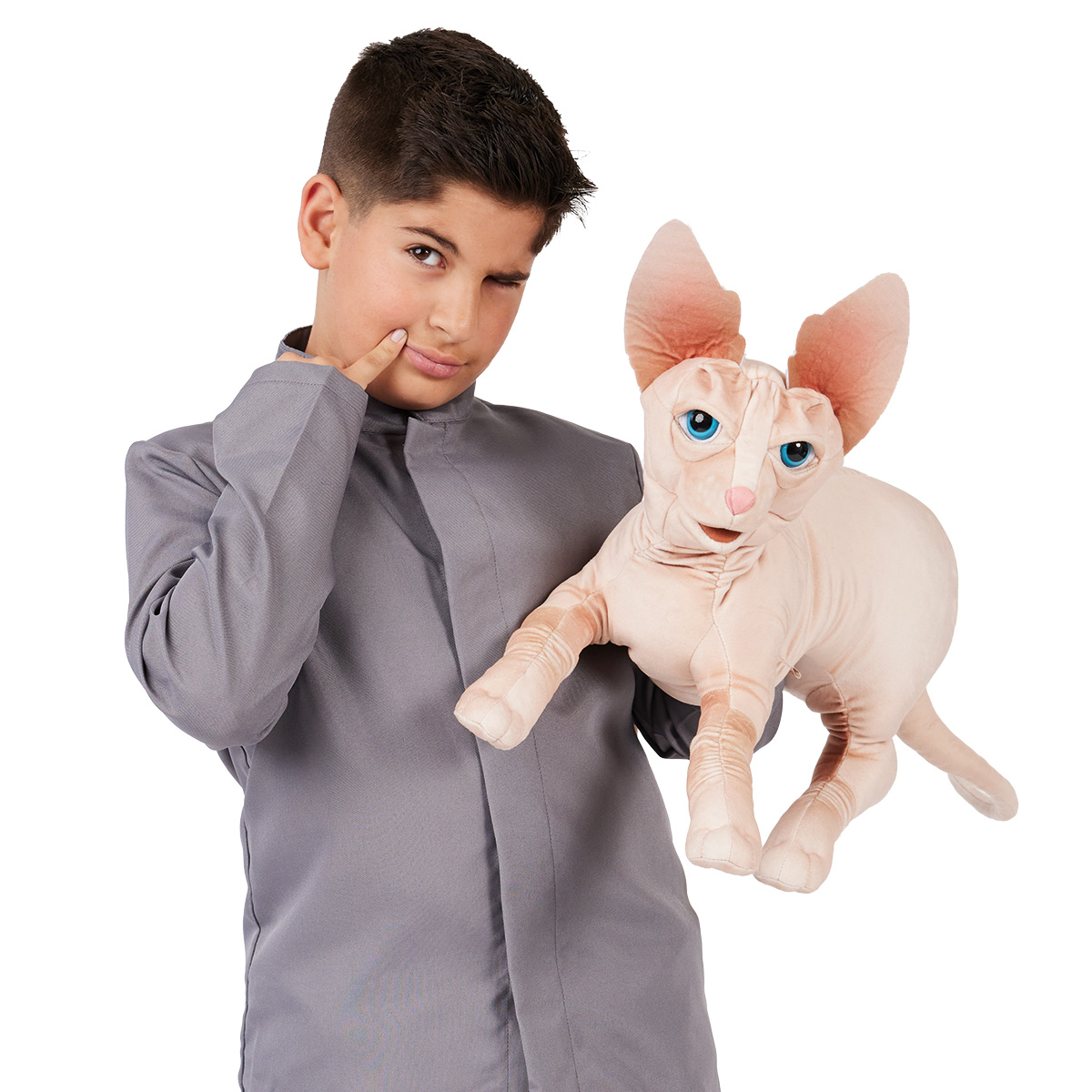 Junge hält Folkmanis Handpuppe Sphinx Katze mit blauen Augen und großen Ohren in beigem Samtstoff seitlich in die Kamera.