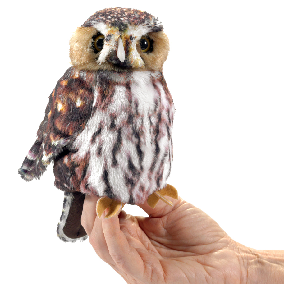 Folkmanis Handpuppe Sperlingskauz mit braun-weiß geflecktem Gefieder, auf einer Hand sitzend, Frontansicht